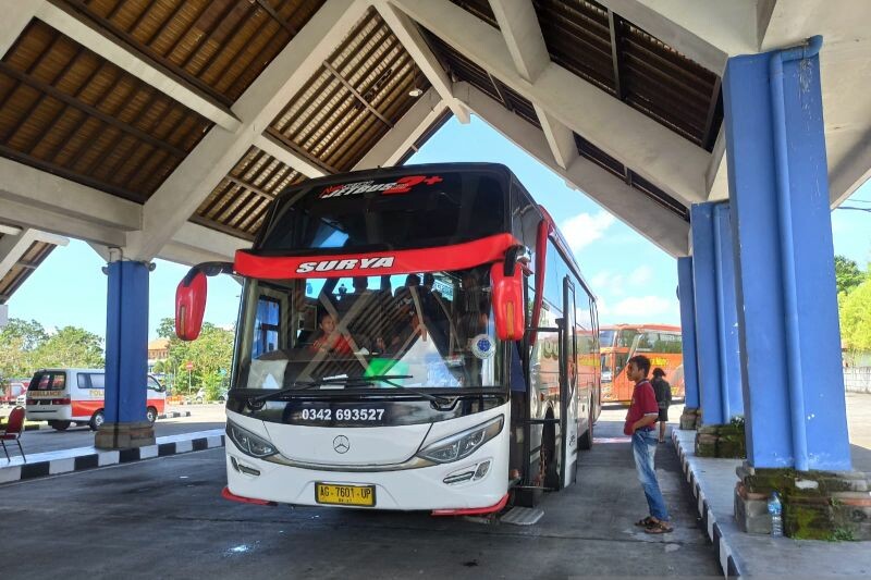 Bus AKAP memasuki Terminal Mengwi di Kabupaten Badung, Provinsi Bali, Senin (1/5/2023)